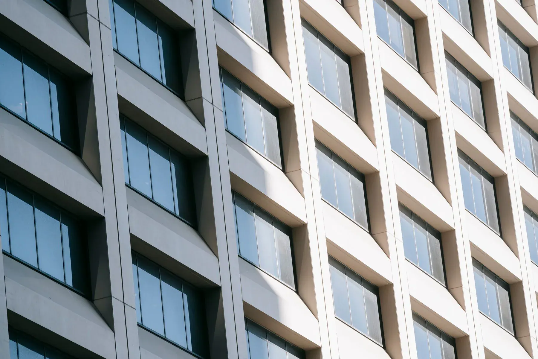 Fensterbau in Heilbronn – moderne Fensterfassade an einem Gewerbegebäude