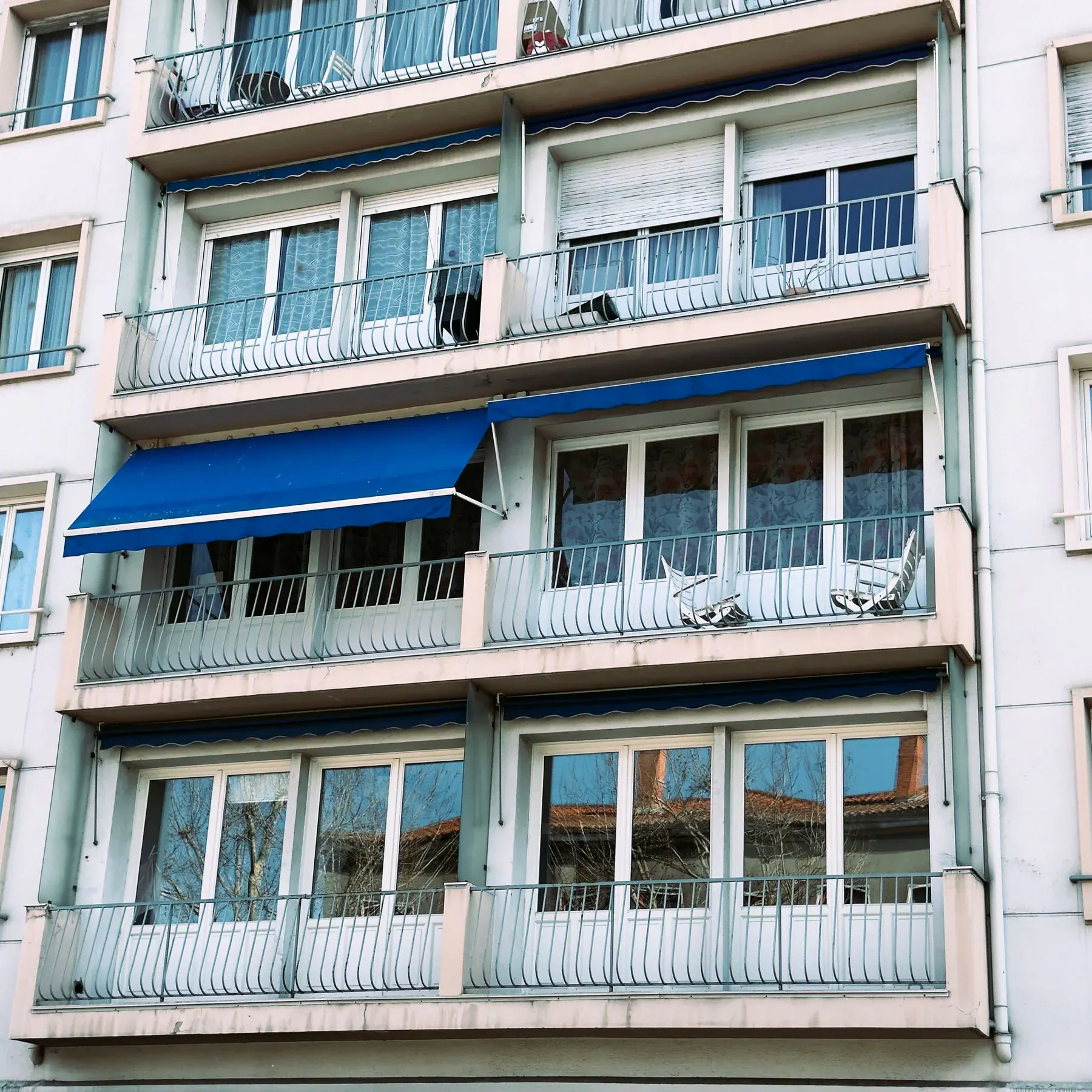 Fensterbauer Heilbronn – Fenster an einem modernen Mehrfamilienhaus