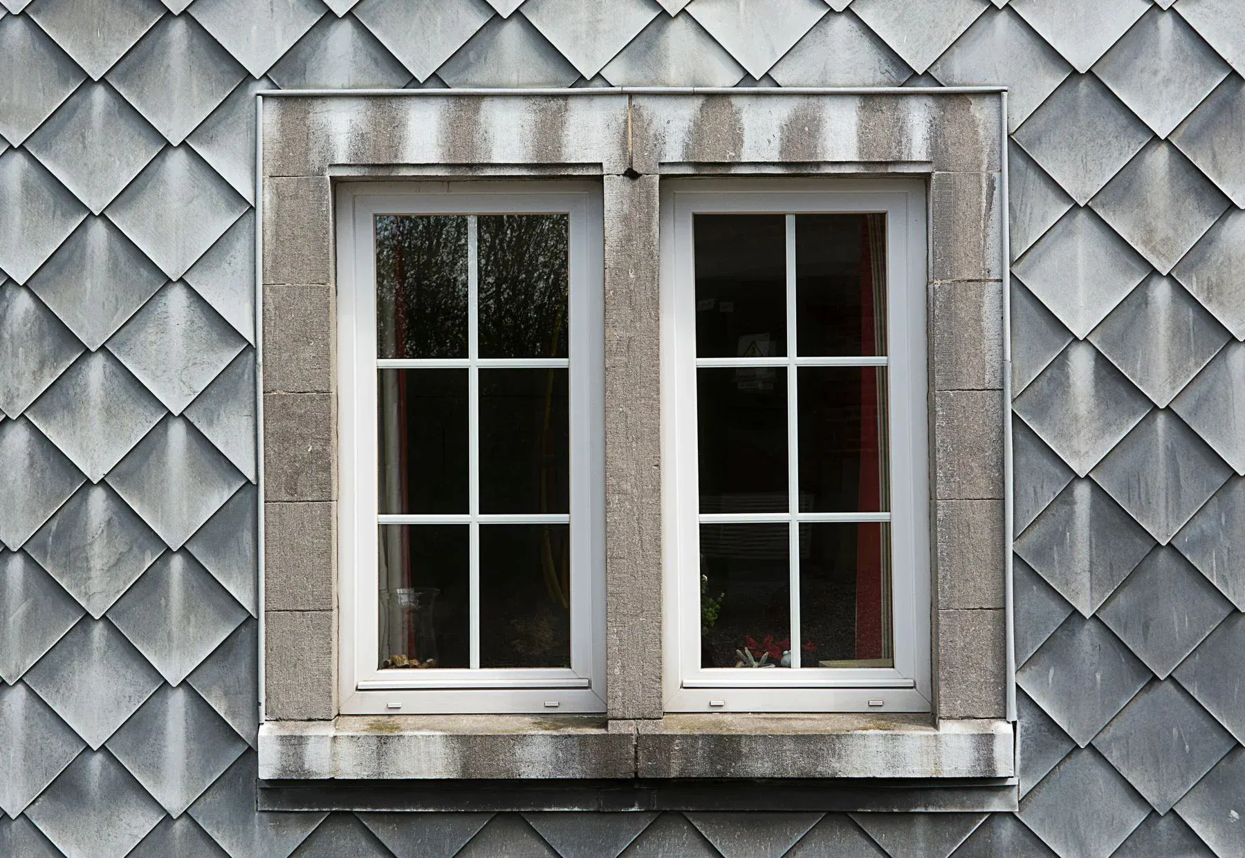 Fensterbauer in Heilbronn – weiße Fenster in einer hellen Wohnhausfassade